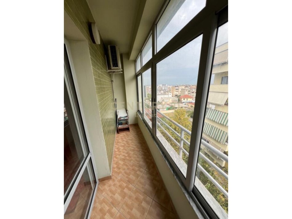 Tirane, jepet me qera apartament 2+1 Kati 5, 96 m² 500 € (tek Shkolla e Bashkuar, pallat i ri)