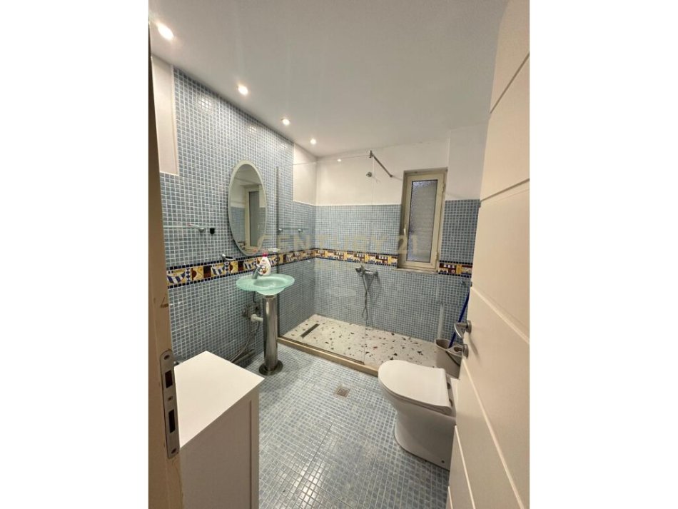 Tirane, jepet me qera apartament 2+1 Kati 7, 127 m² 650 € (apartament 2+1+verande tek pazari i ri!)