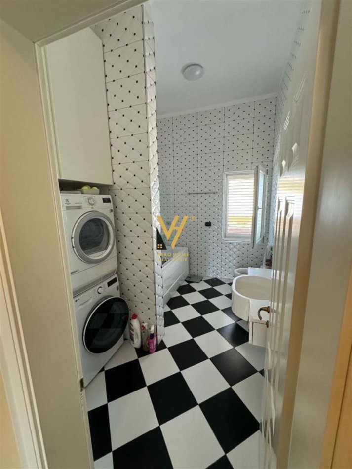 Tirane, shitet apartament 4+1+Ballkon Kati 6, 176 m² 415.000 € (LIQENI I THATE)