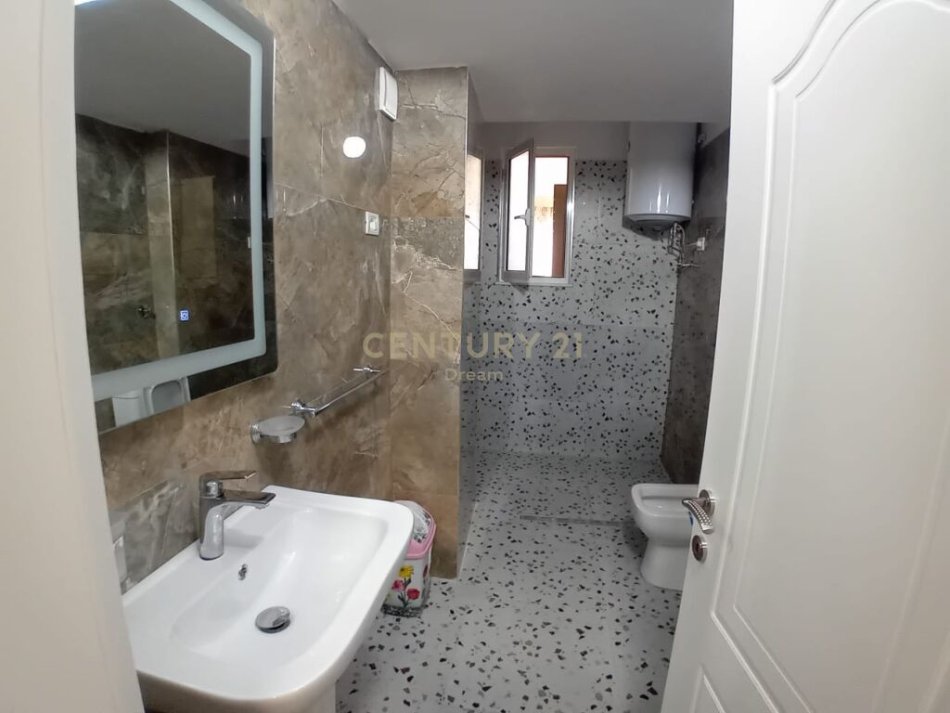 Tirane, jepet me qera apartament 3+1+Ballkon Kati 2, 101 m² 600 € (ne Xhamllik, ne Rrugen Xhanfize Keko)