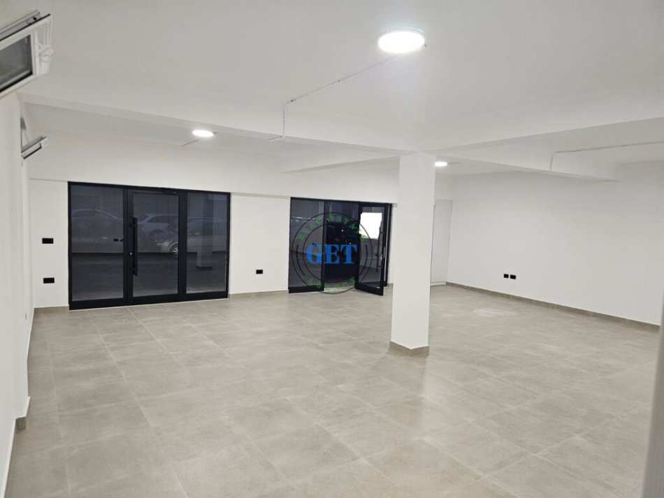 Durres, jepet me qera dyqan Kati 0, 86 m² 1.500 € (Rruga e Portit, Durres)