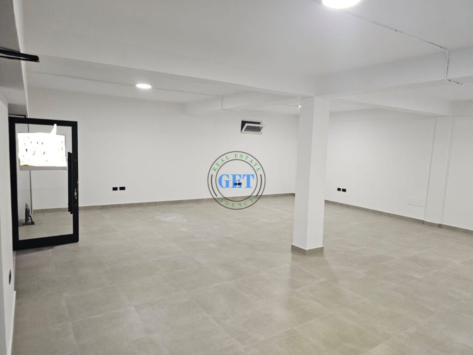 Durres, jepet me qera dyqan Kati 0, 86 m² 1.500 € (Rruga e Portit, Durres)