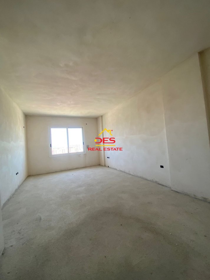 Vlore, shitet apartament 2+1+Ballkon Kati 9, 97 m² 146.100 € (Rruga Ismail Qemali)