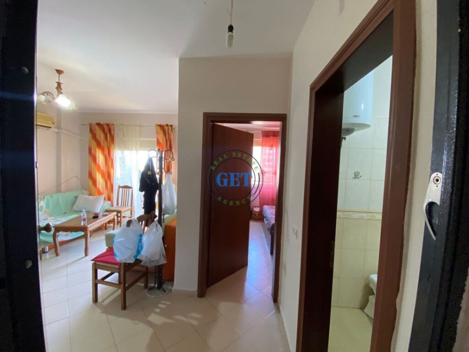 Durres, jepet me qera apartament 1+1+Ballkon Kati 4, 55 m² 230 € (Shkembi i Kavajes)