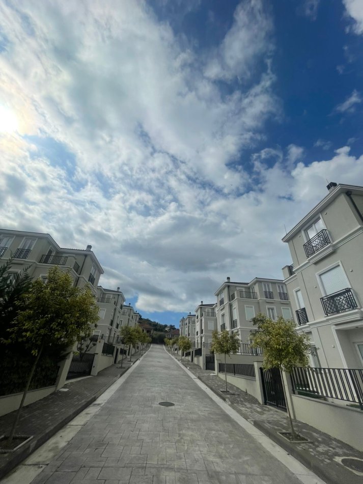 Tirane, shitet Vile 4+1 Kati 3, 234 m² 450.000 € (Mjull-Bathore)