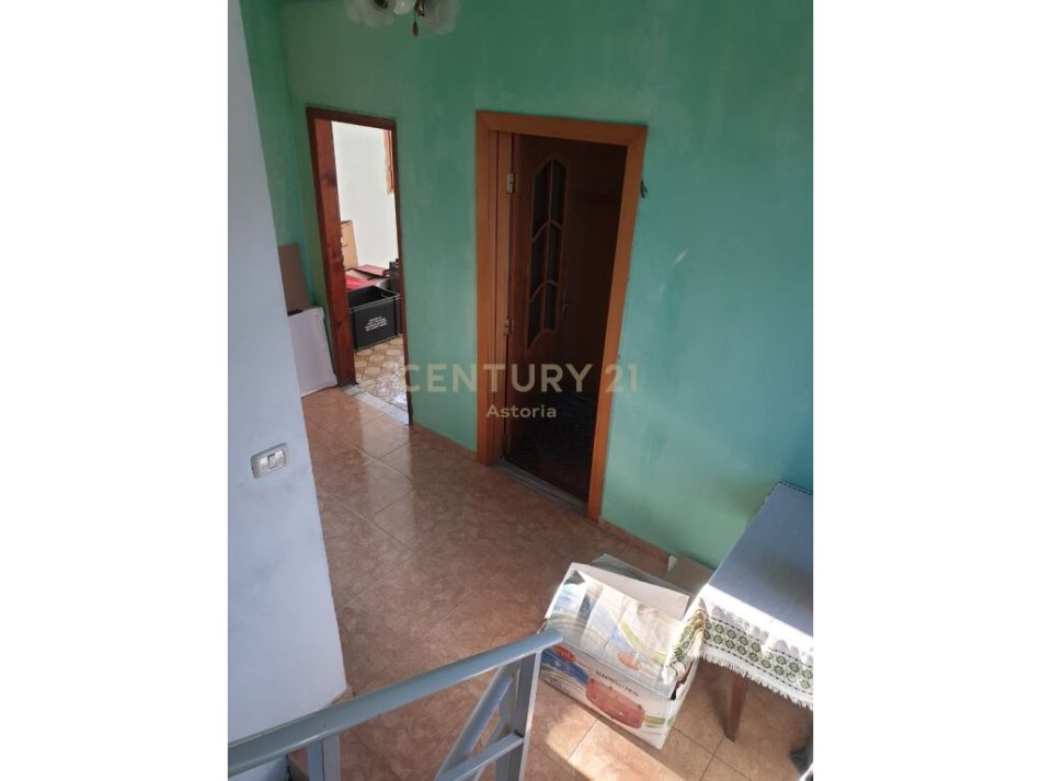 Tirane, shitet shtepi 3 Katshe , 195 m² 100.000 € (truall 424m², prane shkolles Kole Jakova tek Univers City)