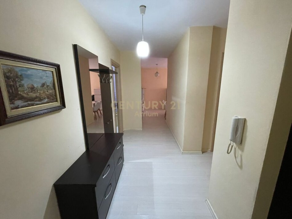 Tirane, jepet me qera 2+1+Ballkon Kati 3, 80 m² 550 € (pallat i ri prane 21 Dhjetorit .)