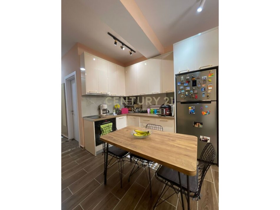 Tirane, shitet apartament 2+1+Ballkon Kati 2, 81 m² 157.000 € (Apartamenti ndodhet te zgjatimi Kodres Diellit (British School))