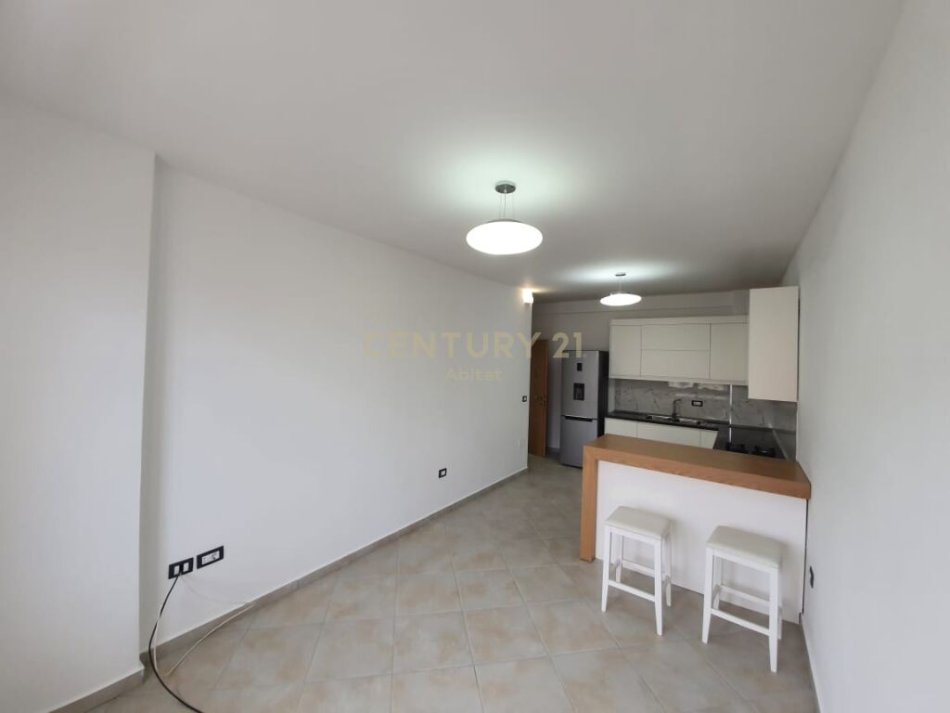 Tirane, shitet apartament 2+1+Ballkon Kati 3, 90 m² 90.000 € (Kodra e Priftit, ne pallat me ashensor afer me shkollen "Mrekullia")
