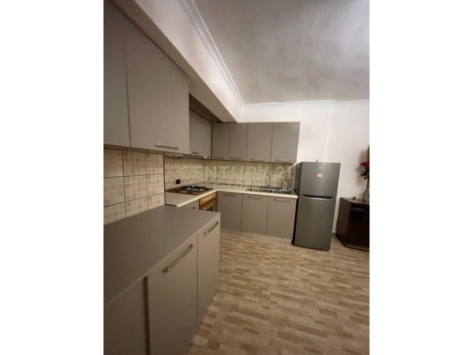 Tirane, jepet me qera apartament 1+1+Ballkon Kati 2, 85 m² 450 € (ne Laprake)