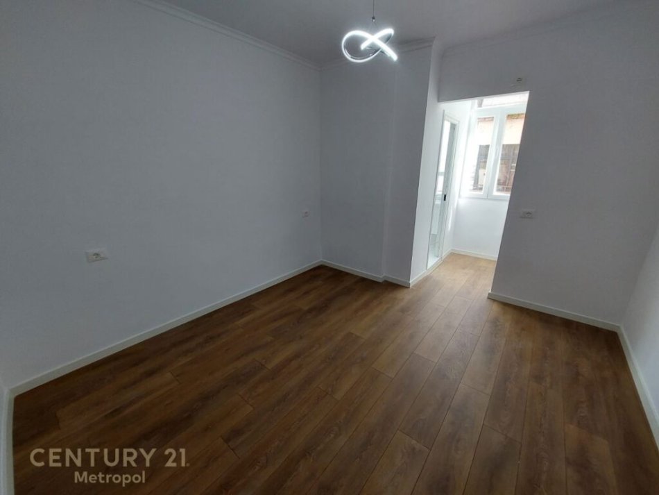 Tirane, shitet apartament 2+1+Ballkon Kati 5, 90 m² (pallat i ri ne rrugen e Dibres, prane Medresese)