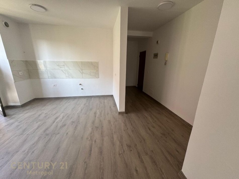 Tirane, shitet apartament 2+1+Ballkon Kati 6, 127.000 € (ish Fusha e Aviacionit)