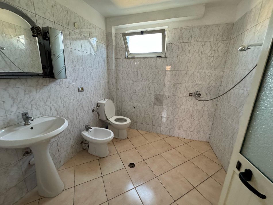 Tirane, jepet me qera apartament 1+1 Kati 1, 55 m² 350 € (Rruga frank bardhi)