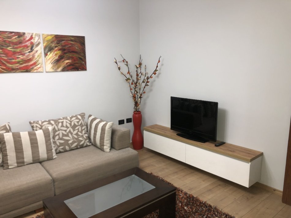 Tirane, jepet me qera apartament 3+1 Kati 6, 150 m² 1.100 € (Myslym shyri)
