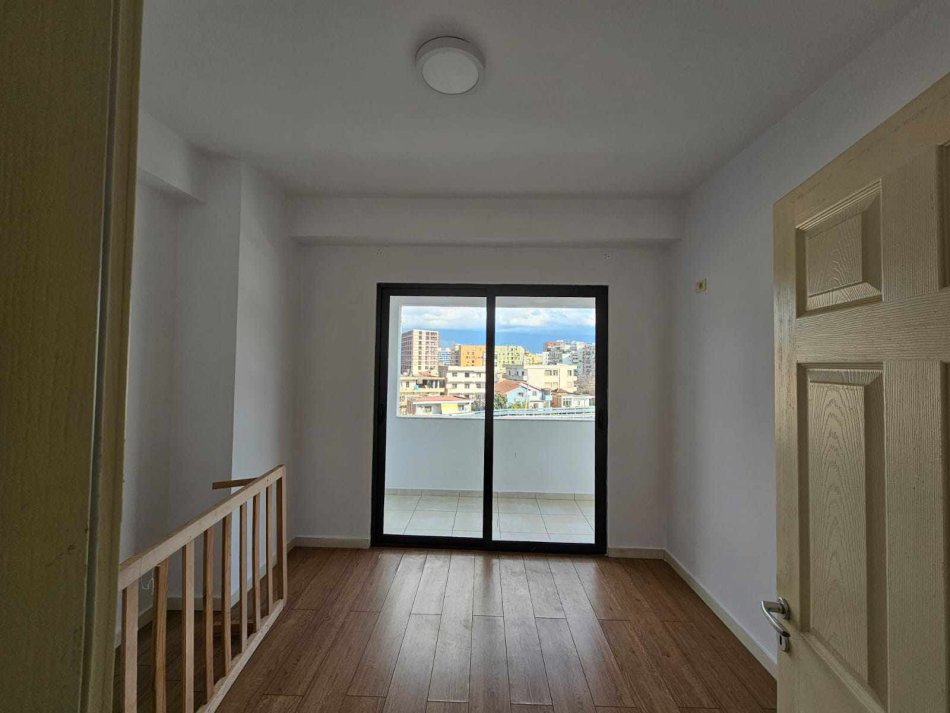 Tirane, jepet me qera apartament 2+1 Kati 2, 100 m² 400 € (astir)