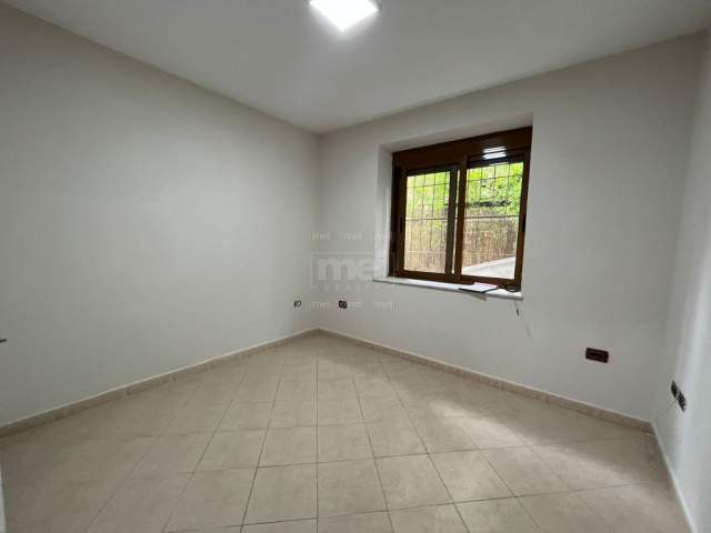 Tirane, jepet me qera zyre Kati 0, 65 m² 600 Euro (Qender)