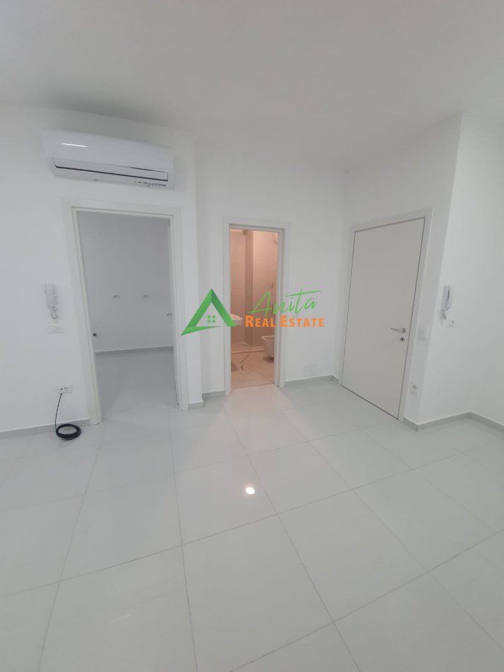 Tirane, jepet me qera apartament 1+1+Ballkon Kati 2, 105 m² 850 € (Komuna e Parisit)