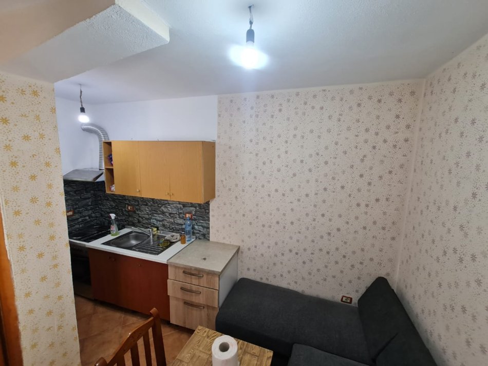 Tirane, jepet me qera apartament 1+1 , 50 m² 330 € (QSUT)