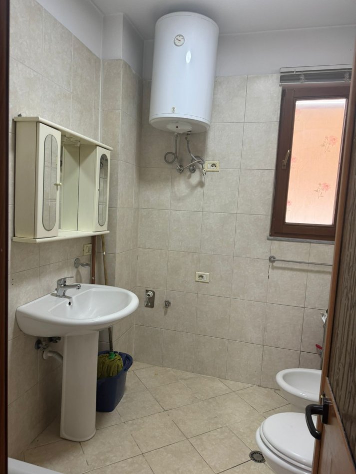 Tirane, jepet me qera apartament 2+1+Ballkon Kati 6, 110 m² 550 € (Bulevardi zogu i 1 prane kafe new york)
