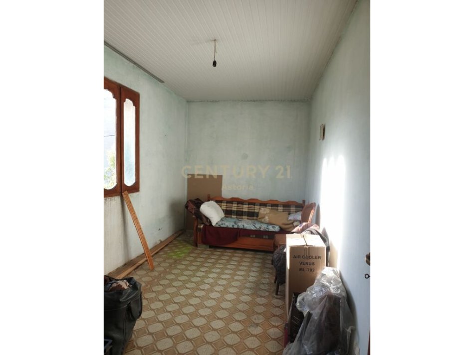 Tirane, shitet shtepi 3 Katshe , 195 m² 100.000 € (truall 424m², prane shkolles Kole Jakova tek Univers City)