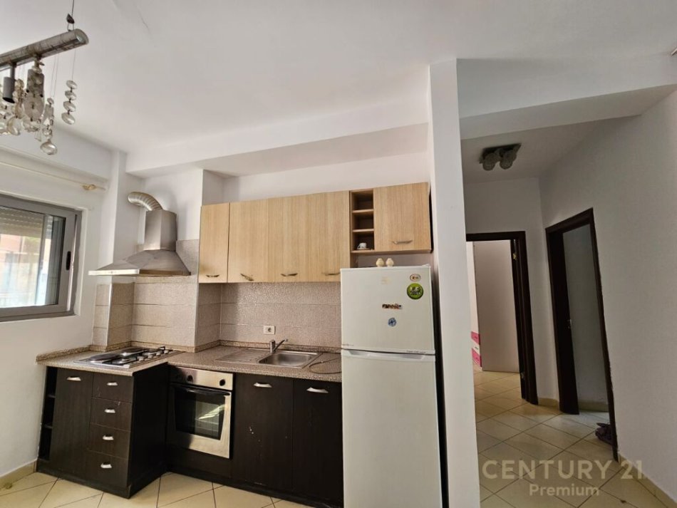Tirane, jepet me qera apartament 2+1 Kati 2, 119 m² 400 € (ne zonen e Kopshtit Botanik)