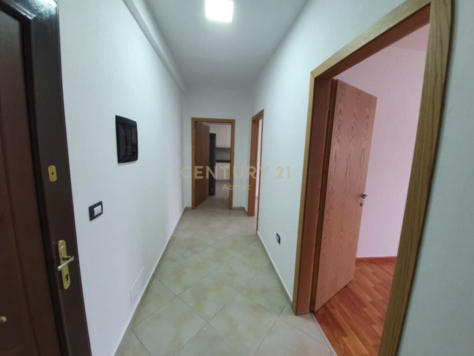 Tirane, shitet apartament 2+1+Ballkon Kati 3, 90 m² 90.000 € (Kodra e Priftit, ne pallat me ashensor afer me shkollen "Mrekullia")