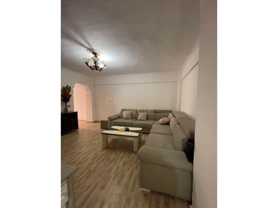 Tirane, jepet me qera apartament 1+1+Ballkon Kati 2, 85 m² 450 € (ne Laprake)