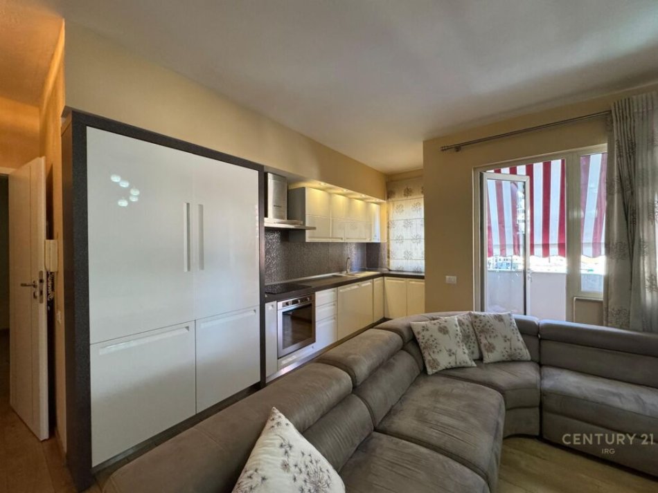 Tirane, jepet me qera apartament 1+1+Ballkon Kati 6, (prane rruges Myslym Shyri)