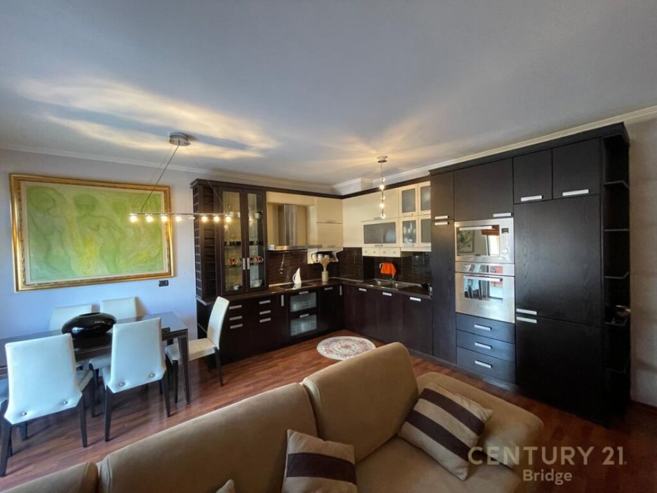 Tirane, shitet apartament 2+1+Ballkon , 107 m² 230.000 € (Apartament 2+1+2 për Shitje në zonen e 21 Dhjetorit, Tiranë)