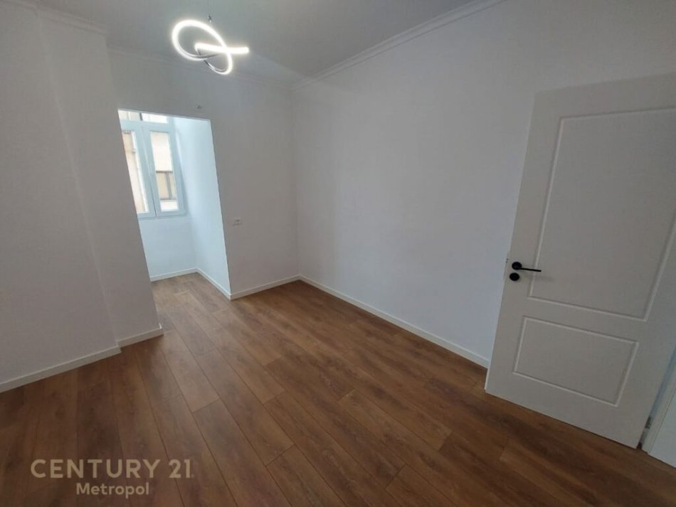 Tirane, shitet apartament 2+1+Ballkon Kati 5, 90 m² (pallat i ri ne rrugen e Dibres, prane Medresese)