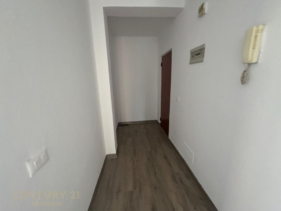 Tirane, shitet apartament 2+1+Ballkon Kati 6, 127.000 € (ish Fusha e Aviacionit)