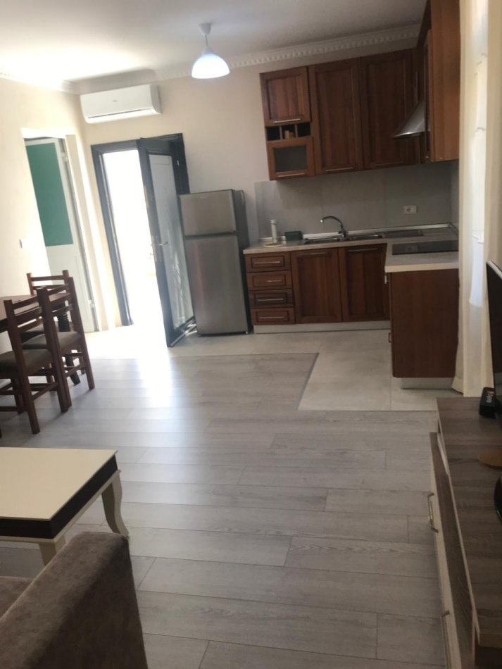 Tirane, jepet me qera apartament 1+1 Kati 1, 70 m² 400 € (Ali Demi)