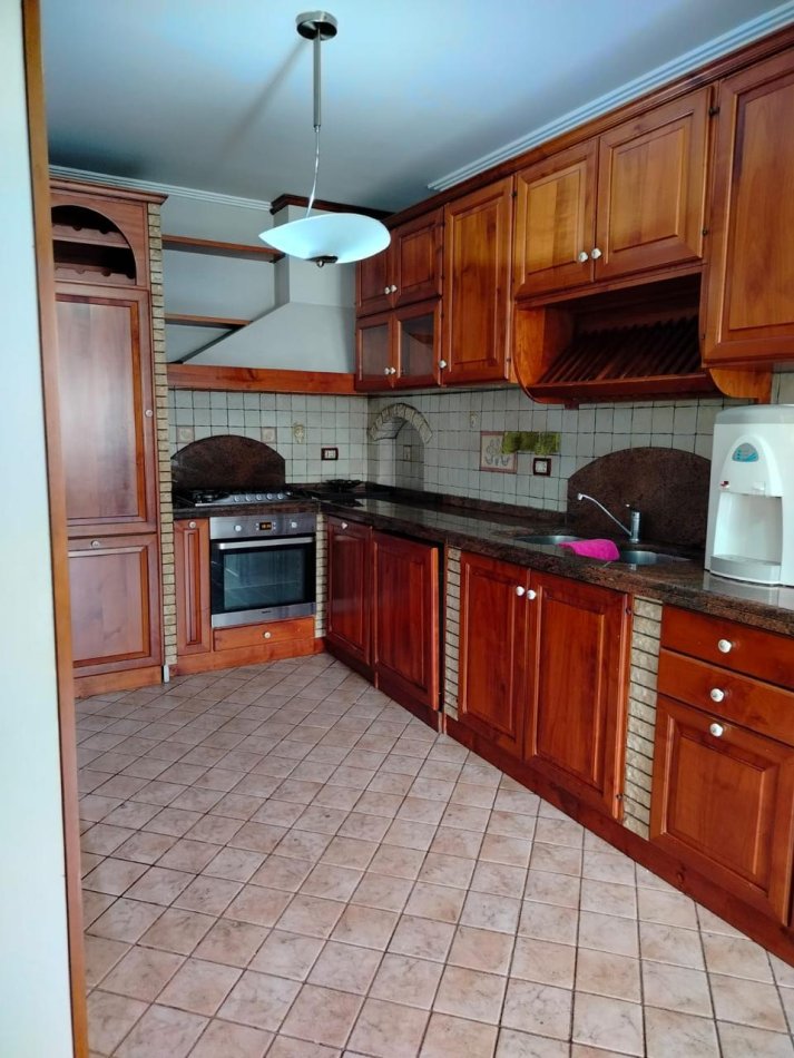 Tirane, jepet me qera apartament 3+1+Ballkon Kati 8, 198 m² (Komuna e Parisit)