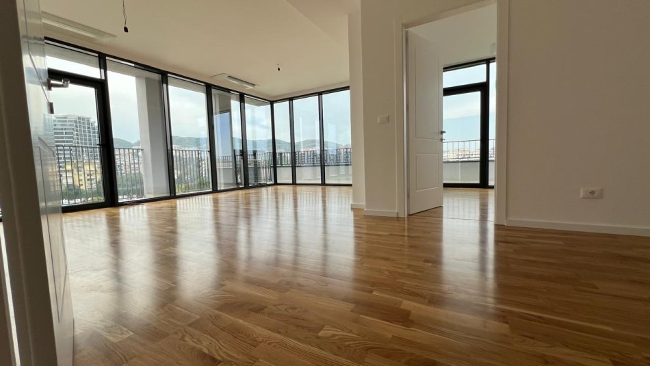Tirane, jepet me qera ambjent biznesi Kati 7, 126 m² 1.500 € (Liqeni Artificial)
