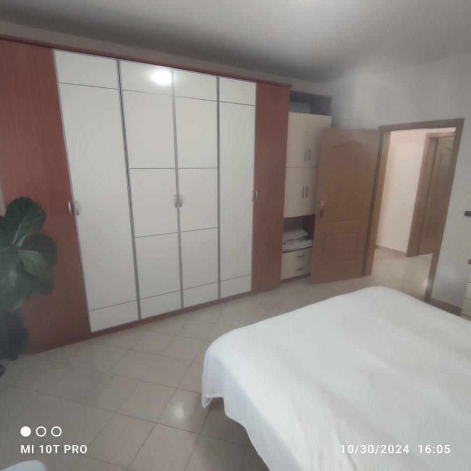 Tirane, jepet me qera apartament 2+1 Kati 10, 1.000 € (Ish Blloku)