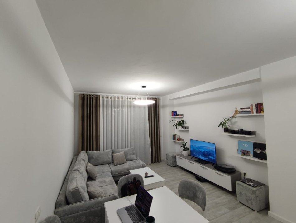 Tirane, jepet me qera apartament 2+1+Ballkon Kati 8, 98 m² 550 € (Astir , bar SANTANA)