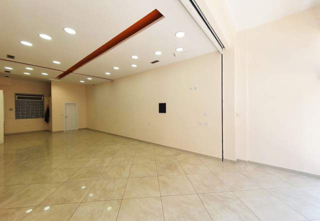 Tirane, jepet me qera ambjent biznesi 55 m² 700 Euro
