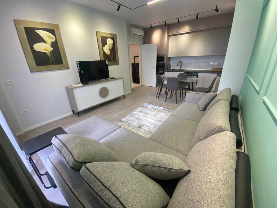 Super apartament me qera tek Fusha e Aviacionit (750 Euro)