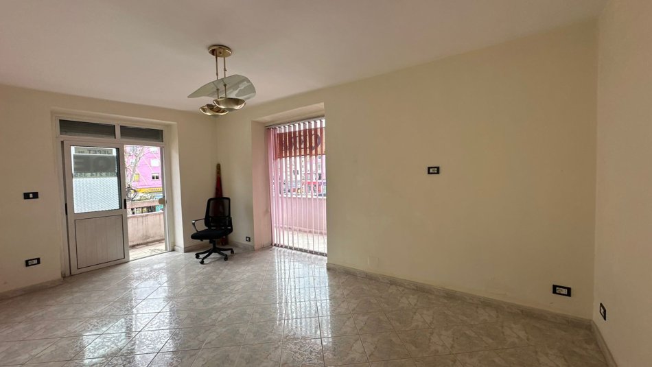 Qera, Ambient Biznesi, 21 Dhjetori, Tiranë – 1350€ | 110m²