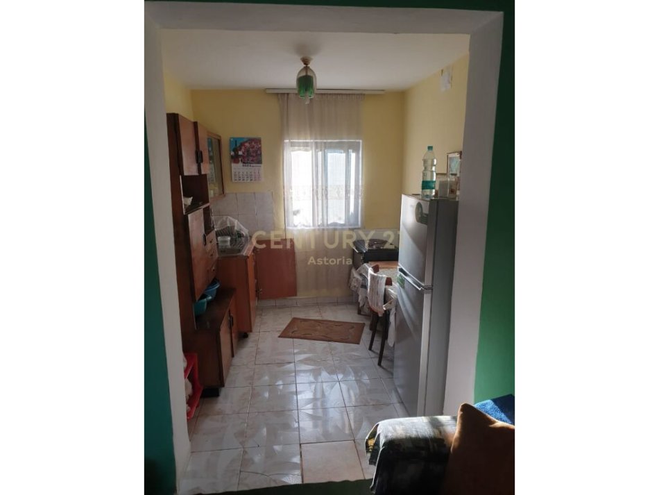 Tirane, shitet shtepi 3 Katshe , 195 m² 100.000 € (truall 424m², prane shkolles Kole Jakova tek Univers City)