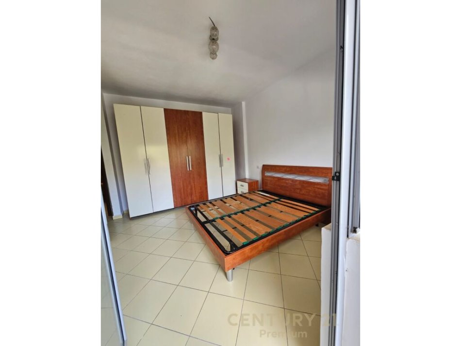 Tirane, jepet me qera apartament 2+1 Kati 2, 119 m² 400 € (ne zonen e Kopshtit Botanik)