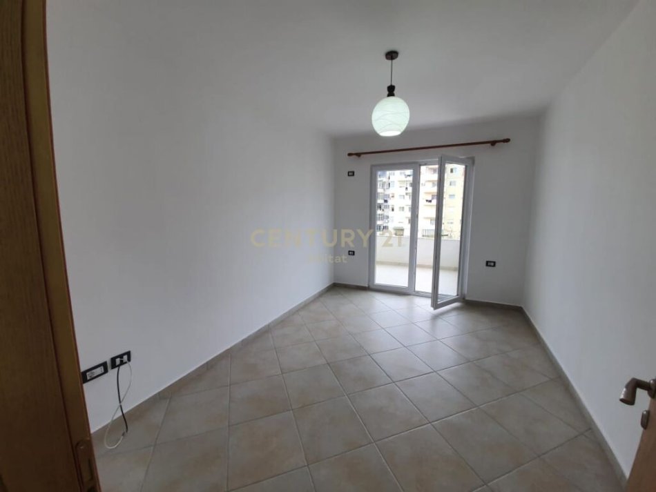 Tirane, shitet apartament 2+1+Ballkon Kati 3, 90 m² 90.000 € (Kodra e Priftit, ne pallat me ashensor afer me shkollen "Mrekullia")