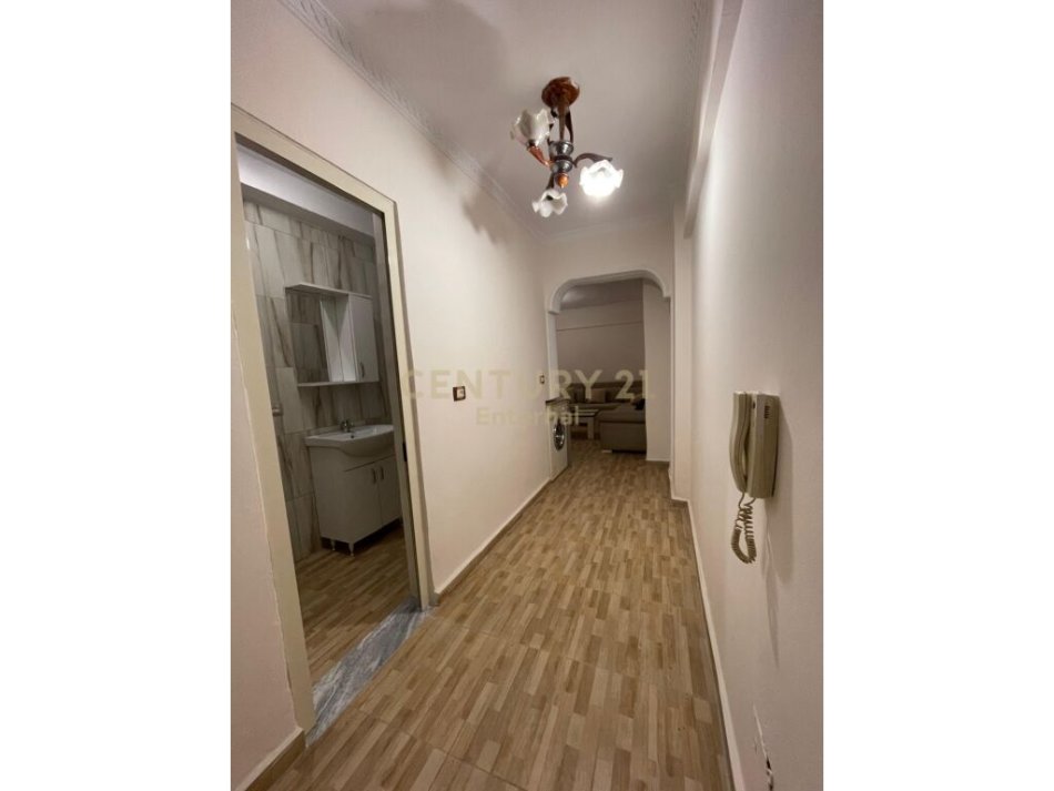 Tirane, jepet me qera apartament 1+1+Ballkon Kati 2, 85 m² 450 € (ne Laprake)