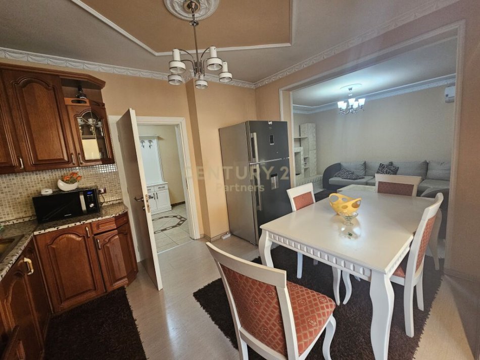 Tirane, shitet apartament 2+1+Ballkon Kati 4, 117 m² 170.000 € (Apartament 2+1 te rruga e Kavajes. Ish parku i autobuzave !)