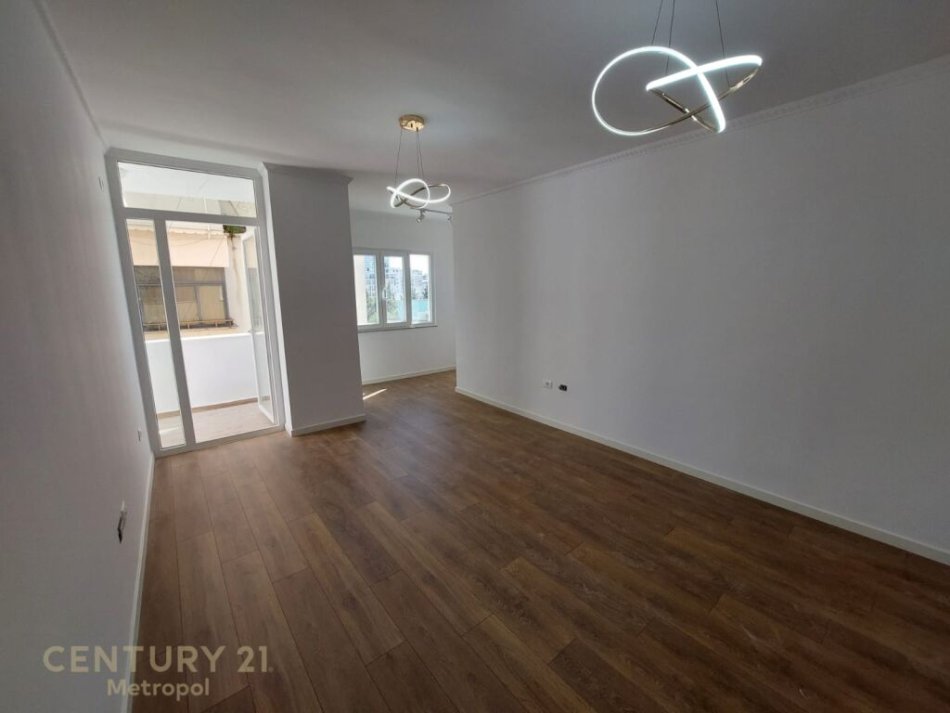 Tirane, shitet apartament 2+1+Ballkon Kati 5, 90 m² (pallat i ri ne rrugen e Dibres, prane Medresese)