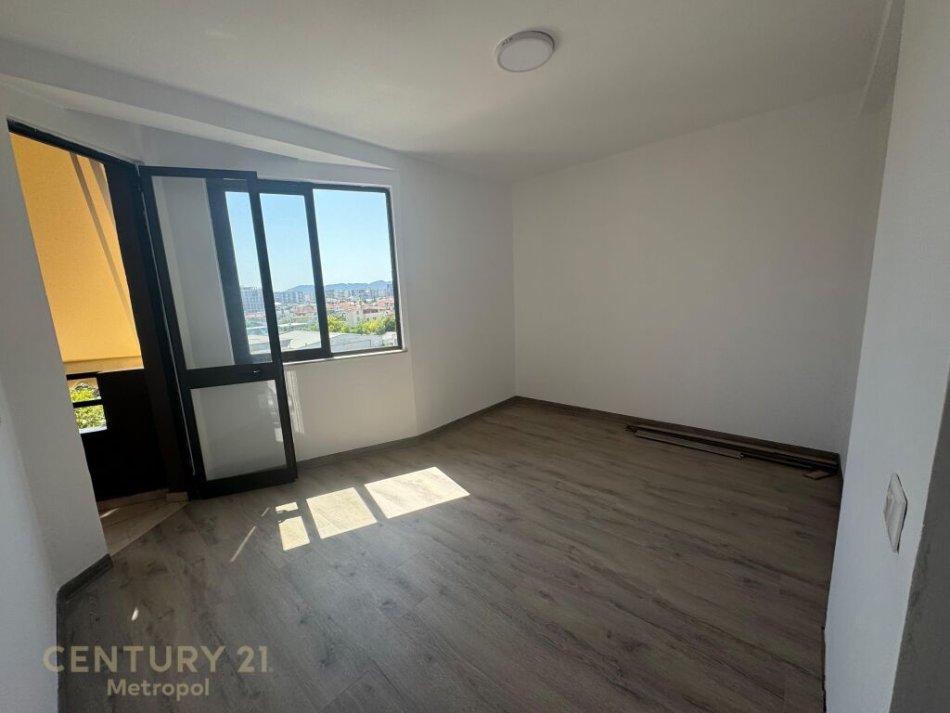 Tirane, shitet apartament 2+1+Ballkon Kati 6, 127.000 € (ish Fusha e Aviacionit)