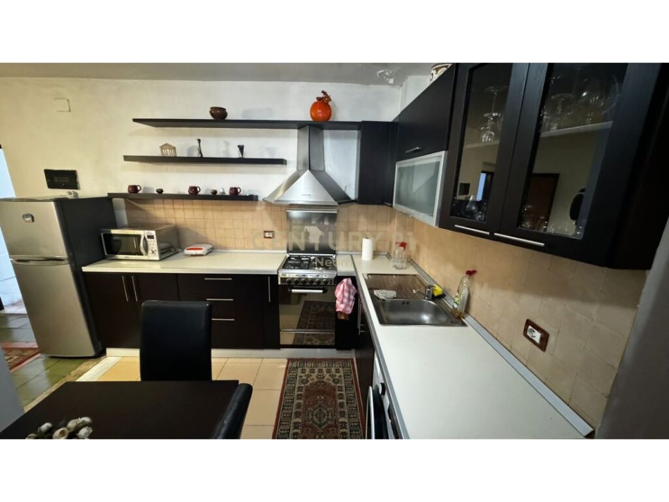 Tirane, shitet apartament Kati 3, 130.000 € (në Rrugën e Kavajës pranë Garden Building.)