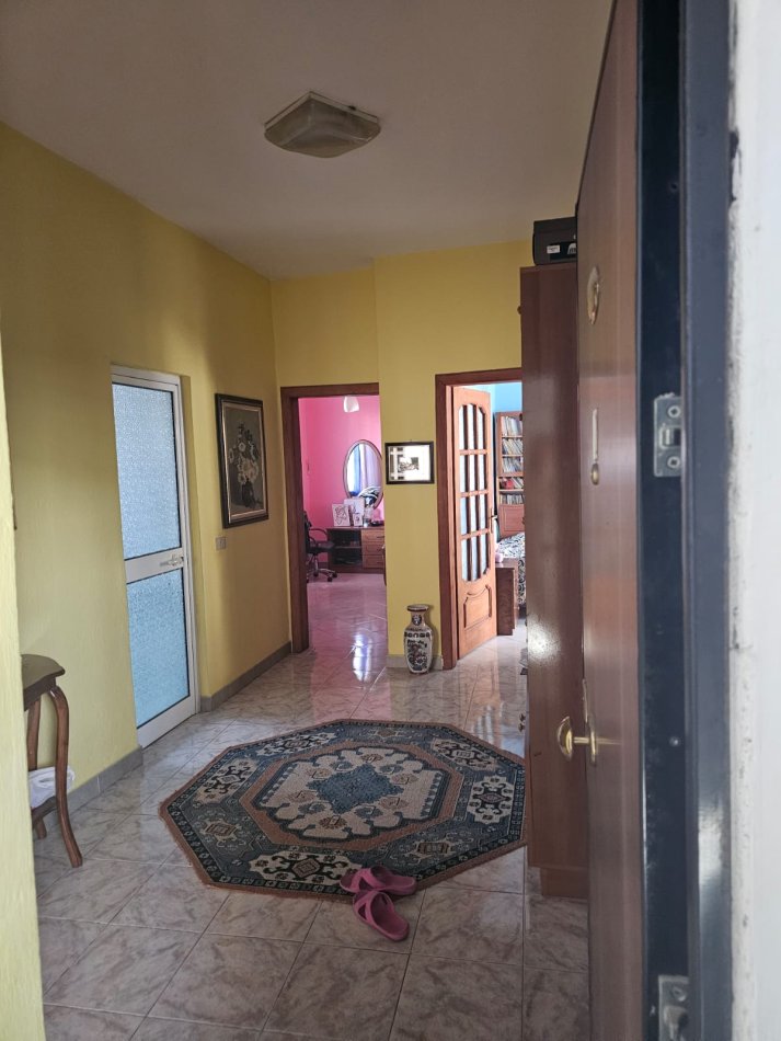 Tirane, shitet apartament 1+1 Kati 2, (Ali Demi)
