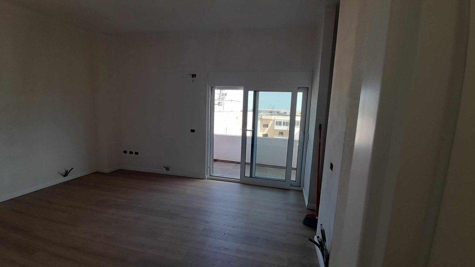 Durres, shes apartament 2+1 Kati 8, 200.000 € (Durres)