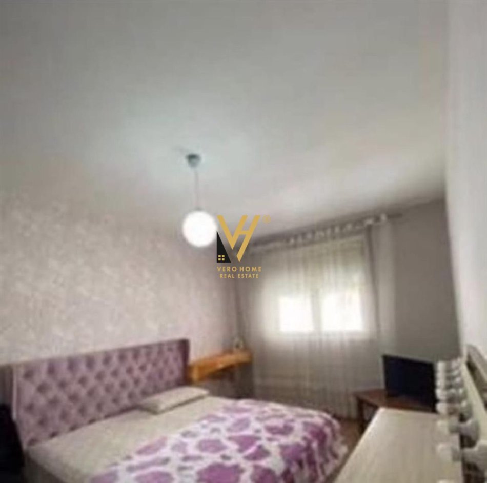 Tirane, jepet me qera apartament 2+1+Ballkon Kati 3, 85 m² 700 € (QENDRA KRISTAL)